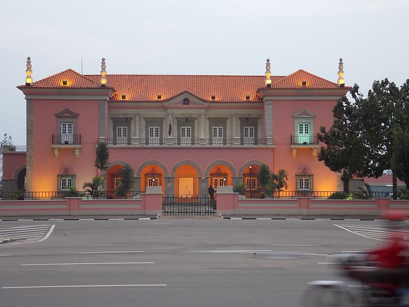 File:Huambo, Palácio do Governador.jpg