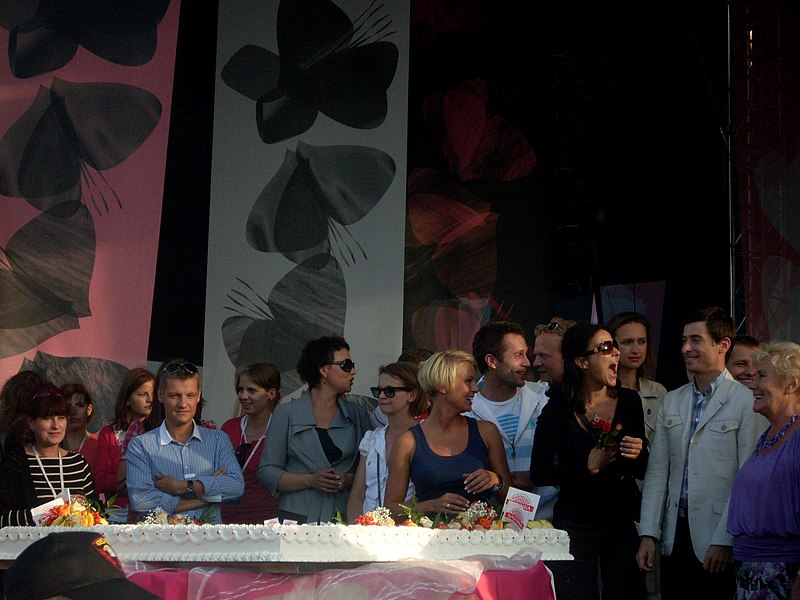 File:Hundred-one-kilo layer cake which ate all participants at end of the III Meeting of Fans of the TV series 'M jak miłość' in Gdynia 2009 - 5.jpg