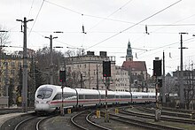 Ein ICE T der DB AG verlässt den Salzburger Hauptbahnhof in westlicher Richtung