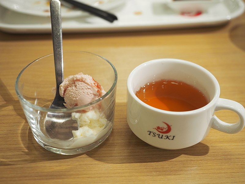 File:Ice cream and green tea at restaurant Tsuki.jpg