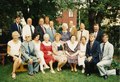Imatra-yhdistyksen johtohenkilöitä, jotka järjestivät yhdistyksen 100-vuotisjuhlat. Kuva on otettu Imatra-talon pihassa kesällä 1991.