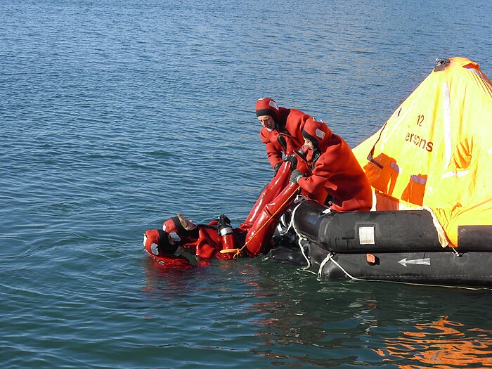 Prácticas de supervivencia en la mar.