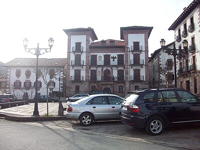 Iruritako plaza nagusia eta Goienetxe jauregia