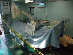 手術ユニット内の手術台・X線透視装置