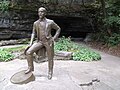 ジャック・ダニエルがウイスキー製造のために水を汲んだ泉の前にあるジャック・ダニエル像。現在では、洞窟からさらに150ヤードほど奥から汲み上げた水を使用している。(テネシー州リンチバーグ、ジャックダニエル蒸溜所）