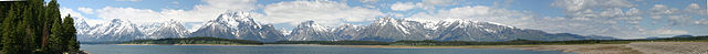 File:Jackson_Lake_and_Teton_Range_detilt.jpg