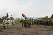 Soldati del JGSDF e soldati statunitensi partecipano alla cerimonia di apertura dell'Orient Shield 2017 a Camp Shin Yokotsuka, 11 settembre 2017