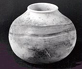 جرة من مادة مرمر الكالسيت من سوريا، من أواخر الألفية الثامنة قبل الميلاد.
