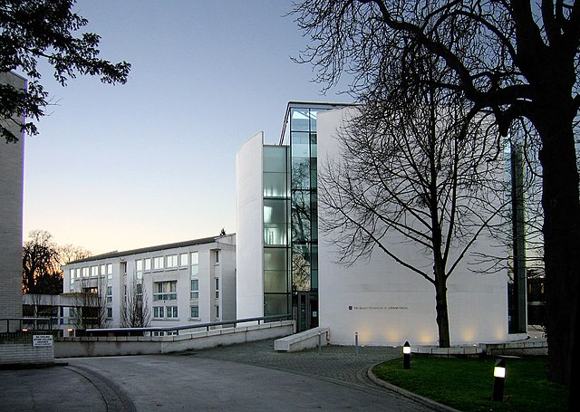 The Paula Browne House Conference Centre (formerly the Kaetsu Centre) provides conference facilities and accommodation for Murray Edwards