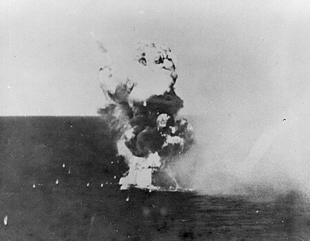 Tập tin:Kamikaze hits USS Columbia (CL-56) in Lingayen Gulf on 6 January 1945 (NH 79450).jpg