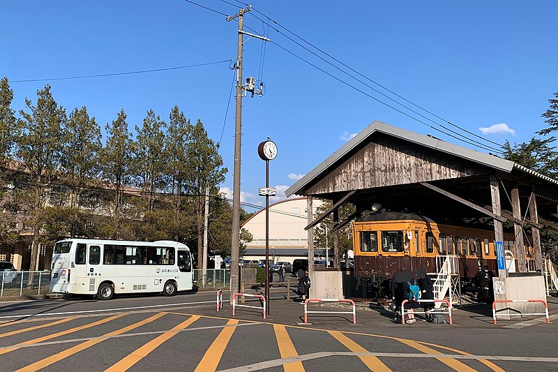 File:Kanbara Railway MoHa41 and Gosen City Fureai Bus.jpg