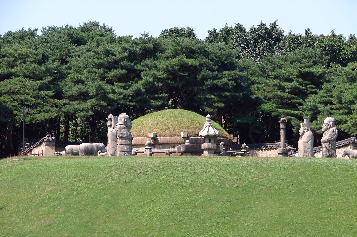 Datei:Korea-Seoul-Royal Tombs 0406-07 King Jungjong.JPG – Wikipedia