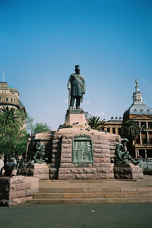 Op het Kerkplein van Pretoria staat een standbeeld van de president van de Zuid-Afrikaansche Republiek, Paul Kruger
