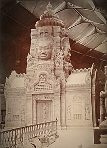 Assemblage de L. Delaporte évoquant le temple du Bayon au musée indochinois du Trocadero (1900-25) Épreuve à l'albumine