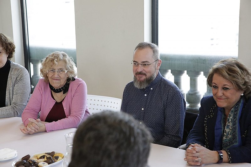 File:La alcaldesa y los grupos municipales reciben a las familias de las víctimas del Yak 42 (02).jpg