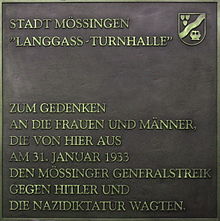 Gedenktafel zum Mössinger Generalstreik,  2003 an der Außenmauer der Langgass-Turnhalle neben dem Haupteingang angebracht