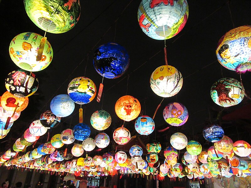https://upload.wikimedia.org/wikipedia/commons/thumb/a/a9/Lantern_Festival_in_Taiwan_at_night_5.jpg/800px-Lantern_Festival_in_Taiwan_at_night_5.jpg
