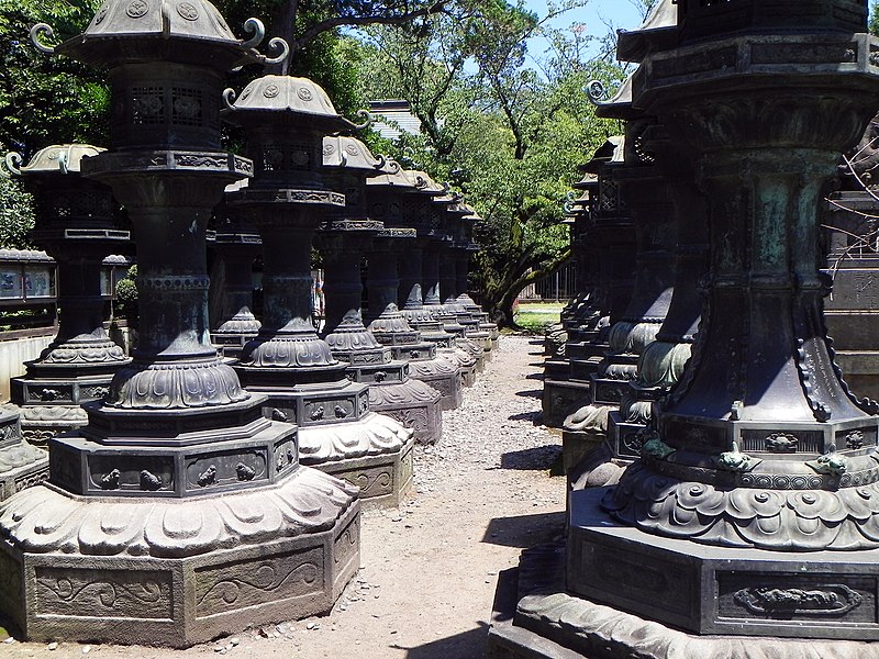 File:Lanterns in Toshogu Shrine - panoramio.jpg