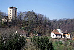 Les Clées slott ovanom landsbyen