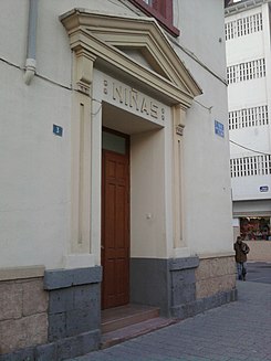 Kamenný znak jedné ze starých škol Albacete - panoramio.jpg