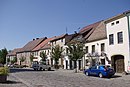 Ensemblemarkt met parochiekerk, plattelandskerk en stadhuis en met aangrenzende panden en hun historische gebouwen