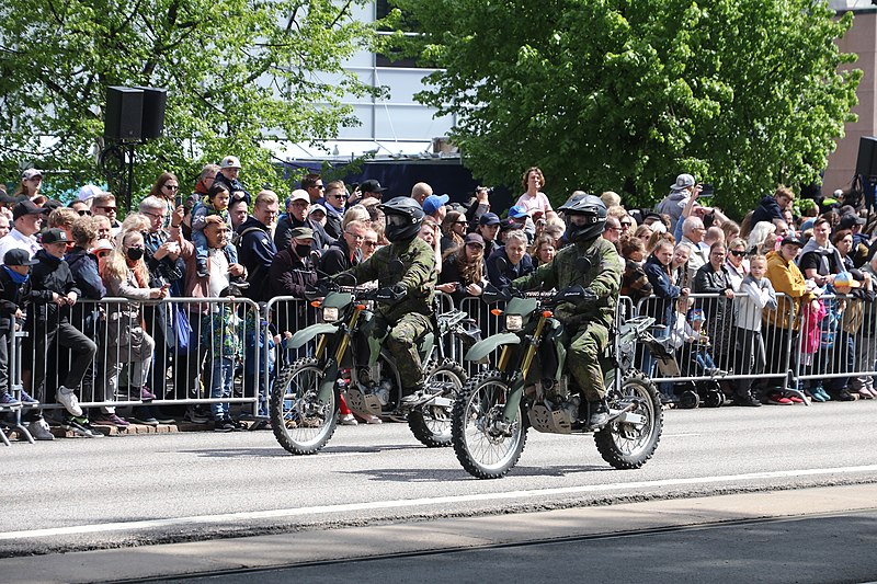 File:Lippujuhlan päivän 2022 paraati 043 moottoripyörät.JPG