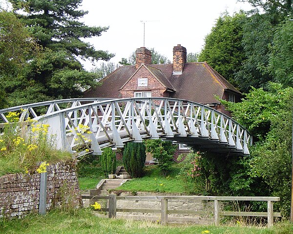 Little Wittenham Bridge with the lock keeper's house beyond