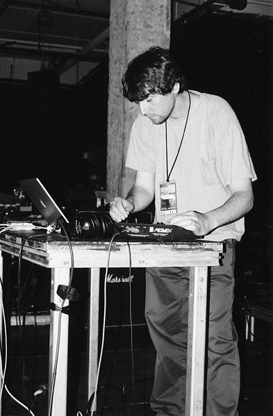 File:Loscil-LiveMutek.jpg