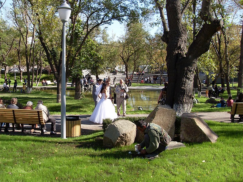 File:Lovers' park, Yerevan, 2008 49.jpg