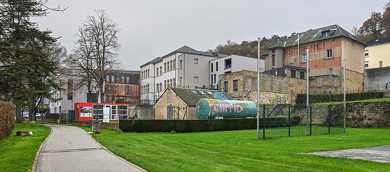 File:Luxembourg-ville, parc Odendahl vers Pont rouge.jpg