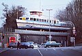 Die MS Utting auf der Eisenbahnbrücke während des Umbaus (März 2017)