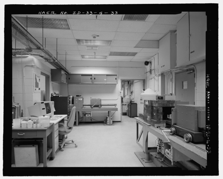 File:MTR WING A, TRA-604, INTERIOR. MAIN FLOOR, DETAIL OF LABORATORY 123. CAMERA LOOKING NORTHEAST. INL NEGATIVE NO. HD46-12-1.; Mike Crane, Photographer, 2-2005 - Idaho National HAER ID-33-G-33.tif