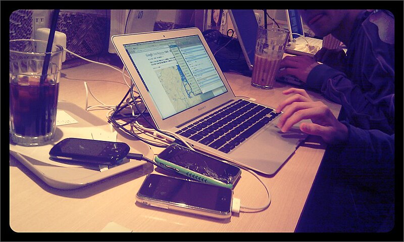 File:MacBook air & smartphones, CAFFE SOLARE Linux Café Akihabara shop, (CAFFE SOLARE リナックスカフェ秋葉原店) (2011-04-20 16.48.46 by yuiseki aoba).jpg