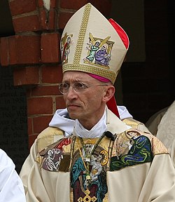 Martin Warner iklädd biskopsmitra och mässhake i vitt.
