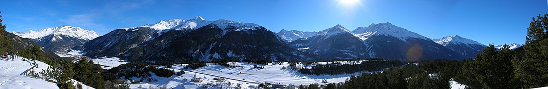 Vue panoramique sur les massifs du Mont-Cenis et d'Ambin légèrement enneigés.
