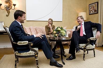 Le roi et la reine se réunissant avec le Premier ministre Mark Rutte pour évoquer divers sujets politiques.