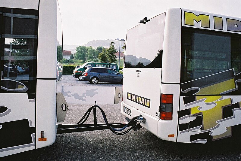 Busanhänger, Omnibusanhänger oder Autobusanhänger 800px-Midibuszug4