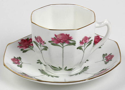 "Waratah" pattern, after 1922, a local flower to appeal to the Australian market.
