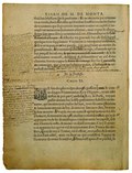 fresches blessures sur sa personne : Tu ne mourras pas comme tu as voulu, Betis ; fais estat qu’il te faut souffrir toutes les sortes de tourmens qui se pourront inventer contre un captif. L’autre, d’une mine non seulement asseurée, mais rogue et altiere, se tint sans mot dire à ces menaces. Lors Alexandre, voyant son fier et obstiné silence : A-il flechi un genouil ? lui est-il eschappé quelque voix suppliante ? Vrayment je vainqueray ta taciturnité ; et si je n’en puis arracher parole, j’en arracheray au moins du gemissement. Et tournant sa cholere en rage, commanda qu’on luy perçast les talons, et le fit ainsi trainer tout vif, deschirer et desmembrer au cul d’une charrette. Seroit-ce que la hardiesse luy fut si commune que, pour ne l’admirer point, il la respectast moins ? Ou qu’il l’estimast si proprement sienne qu’en cette hauteur il ne peust souffrir de la veoir en un autre sans le despit d’une passion envieuse, ou que l’impetuosité naturelle de sa cholere fust incapable d’opposition ? De vrai, si elle eust receu la bride, il est à croire qu’en la prinse et desolation de la ville de Thebes elle l’eust receue, à veoir cruellement mettre au fil de l’espée tant de vaillans hommes perdus et n’ayans plus moyen de desfense publique. Car il en fut tué bien six mille, desquels nul ne fut veu ny fuiant ny demandant merci, au rebours cerchans, qui ça, qui là, par les rues, à affronter les ennemis victorieux, les provoquant à les faire mourir d’une mort honorable. Nul ne fut veu si abatu de blessures qui n’essaiast en son dernier soupir de se venger encores, et à tout les armes du desespoir consoler sa mort en la mort de quelque ennemi. Si ne trouva l’affliction de leur vertu aucune pitié, et ne suffit la longueur d’un jour à assouvir sa vengeance. Dura ce carnage jusques à la derniere goute de sang qui se trouva espandable, et ne s’arresta que aux personnes desarmées, vieillards, femmes et enfans, pour en tirer trente mille esclaves. De la Tristesse Chap. II. JE suis des plus exempts de cette passion, et ne l’ayme ny l’estime, quoy que le monde ayt prins, comme à prix faict, de l’honorer de faveur particuliere. ils en habillent la sagesse, la vertu, la conscience : sot et monstrueux ornement. Les Italiens ont plus sortablement baptisé de son nom la malignité. Car c’est une qualité tousjours nuisible, tousjours folle, et, comme tousjours couarde et basse, les Stoïciens en défendent le sentiment à leurs sages. Mais le conte dit, que Psammenitus, Roy d’Égypte, ayant esté deffait et pris par Cambisez, Roy de Perse, voyant passer devant luy sa fille prisonniere habillée en servante, qu’on envoyoit puiser de l’eau, tous ses amis pleurans et lamentans autour de luy, se tint coy sans mot dire, les yeux fichez en terre : et voyant encore tantost qu’on menoit son fils à la mort, se maintint en ceste mesme contenance ; mais qu’ayant apperçeu un de ses domestiques conduit entre les captifs, il se mit à battre sa teste, et mener un dueil extreme. Cecy se pourroit apparier à ce qu’on vid dernierement d’un Prince des nostres, qui, ayant ouy à Trante, où il estoit, nouvelles de la mort de son frere aisné, mais un frere en qui consistoit l’appuy et l’honneur de toute sa maison, et bien tost apres d’un puisné, sa