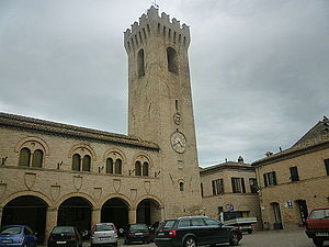 Montelupone Palazzo dei Priori.JPG