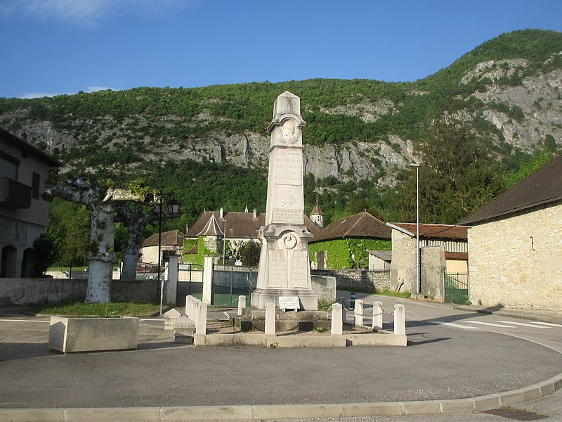 File:Monument morts St Benoît Groslée St Benoît 1.jpg