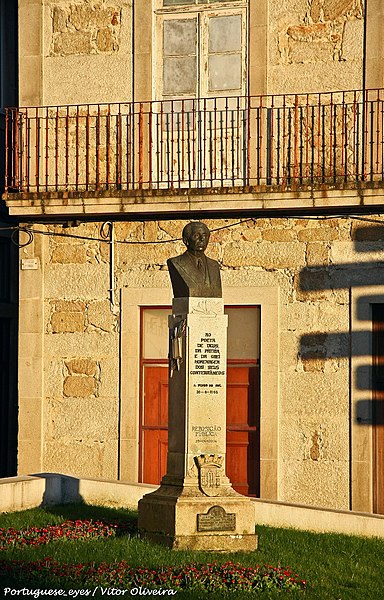 File:Monumento ao Poeta António Correia d'Oliveira - São Pedro do Sul - Portugal (50489883958).jpg