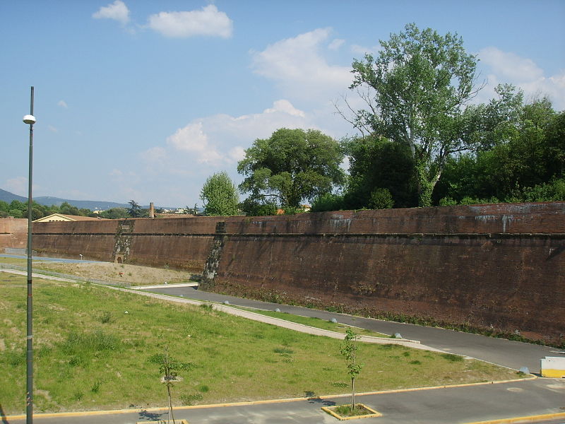 File:Mura della fortezza da basso 01.JPG