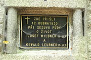 Čeština: Wildnerův a Leubnerův pomník ve strži na úpatí vrchu Na Chatkách upomíná na dva muže (Josefa Wildnera a Oswalda Leubnera), které zde 12. dubna 1930 zasypal sesuv půdy.