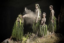 Conte fondateur d'une danse du Wetr à Lifou. Deux frères Hlemusesë et Caa Penehe partent à la conquête d'une beauté divine à Heo (voir Île Beautemps-Beaupré). L'enfant Wetr né du souffle de Sonedrë et de la parole du Grand Chef. Photo prise dans la grotte de la tribu de Kirinata à Lifou, dans l'aire coutumière Drehu. Photo réalisée en août 2019 lors du tournage du film L'Enfant wetr d'Isa Qala.