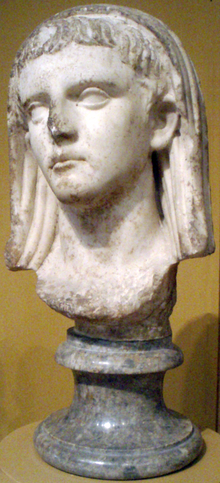 Busto del giovane Nerone in abito sacerdotale; l'imperatore romano celebrò in almeno due occasioni il rito del matrimonio romano con degli uomini.