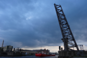 Nijverheidsbrug geopend voor een zeeschip