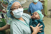 Medicinska sestra s bebom.jpg