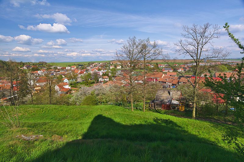 File:Obec od Dolního hradu, Otaslavice, okes Prostějov.jpg