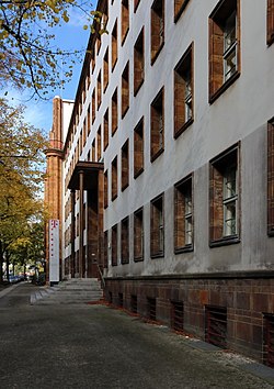 Main entrance on Dernburgstrasse